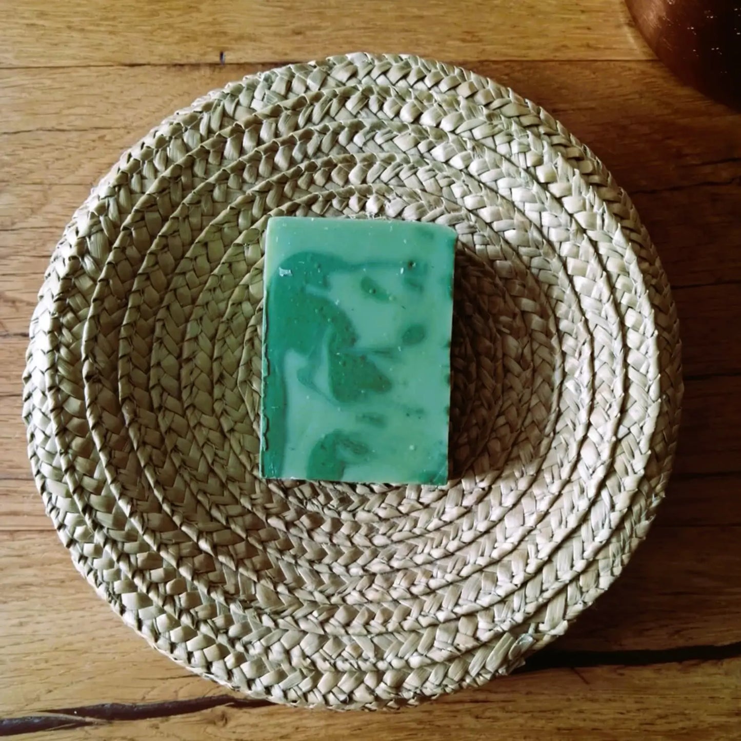 savon BIO à l’eucalyptus, menthe poivrée et pin — revigorant et vivifiant | Le sens des choses, boutique en ligne de produits artisanaux, naturels et écoresponsables fabriqués en France ou en Europe.