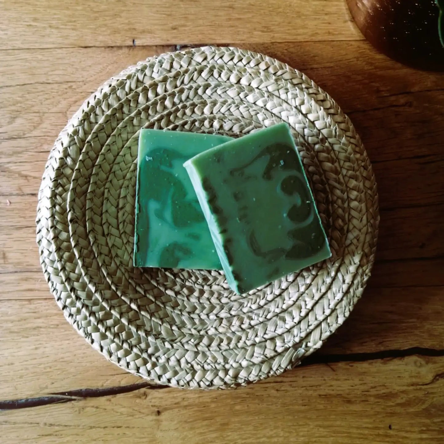 savon BIO à l’eucalyptus, menthe poivrée et pin — revigorant et vivifiant | Le sens des choses, boutique en ligne de produits artisanaux, naturels et écoresponsables fabriqués en France ou en Europe.