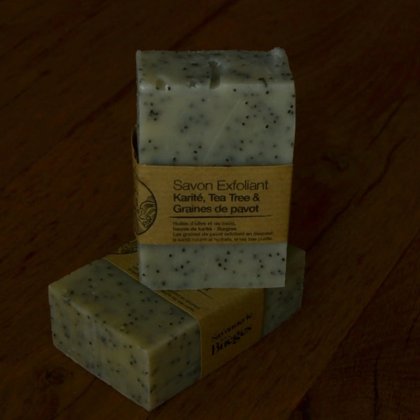 Image de barre exfoliante au tea tree et graines de pavot | Le sens des choses, boutique en ligne de produits artisanaux, naturels et écoresponsables, fabriqués en France ou en Europe : savons artisanaux, bougies parfumées, accessoires zéro déchet.