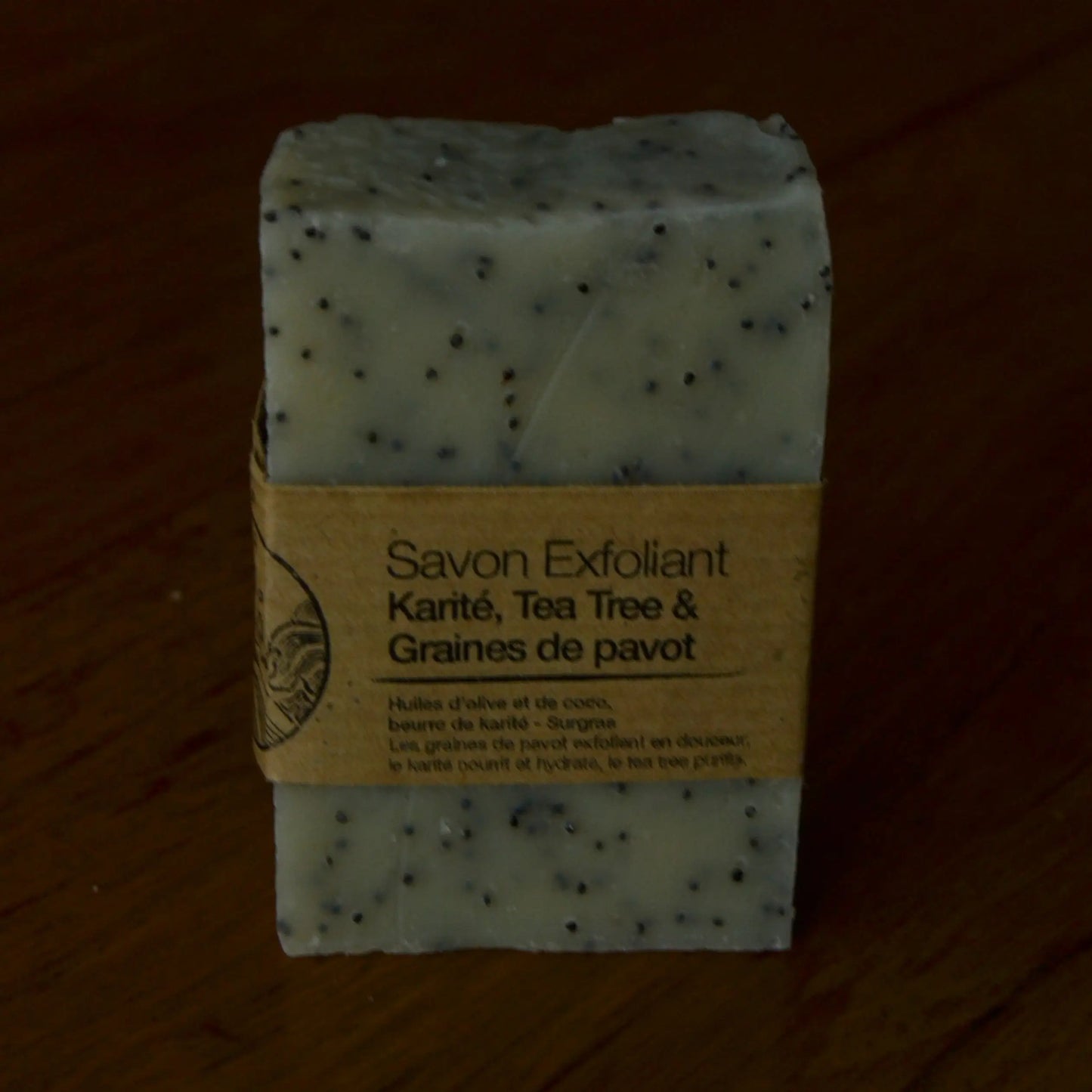 Image de barre exfoliante au tea tree et graines de pavot | Le sens des choses, boutique en ligne de produits artisanaux, naturels et écoresponsables, fabriqués en France ou en Europe : savons artisanaux, bougies parfumées, accessoires zéro déchet.