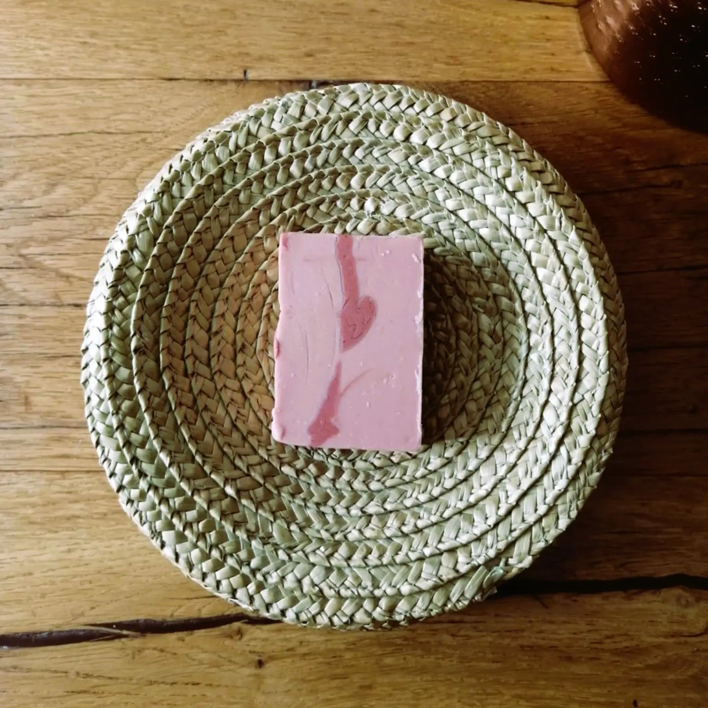 savon BIO au géranium et bergamote — hydratant & équilibrant | Le sens des choses, boutique en ligne de produits artisanaux, naturels et écoresponsables fabriqués en France ou en Europe.