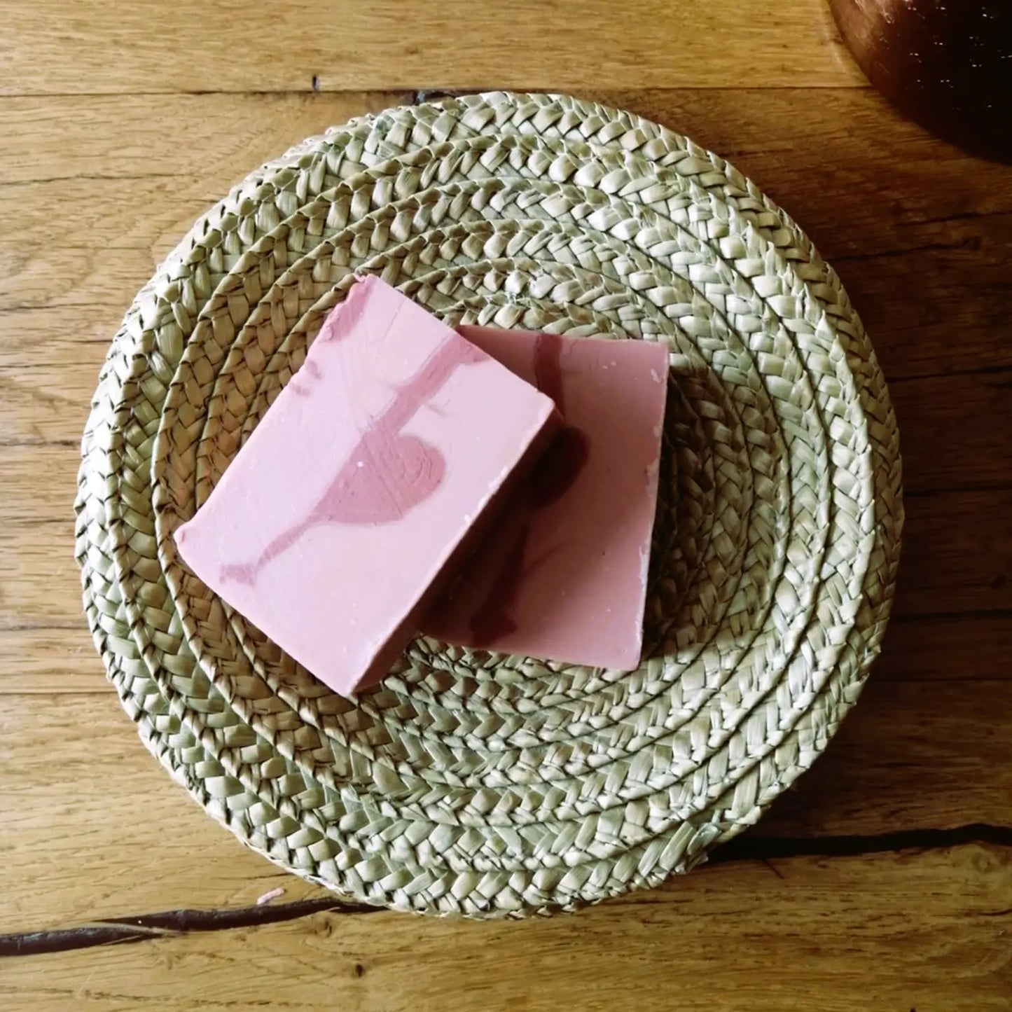 savon BIO au géranium et bergamote — hydratant & équilibrant | Le sens des choses, boutique en ligne de produits artisanaux, naturels et écoresponsables fabriqués en France ou en Europe.