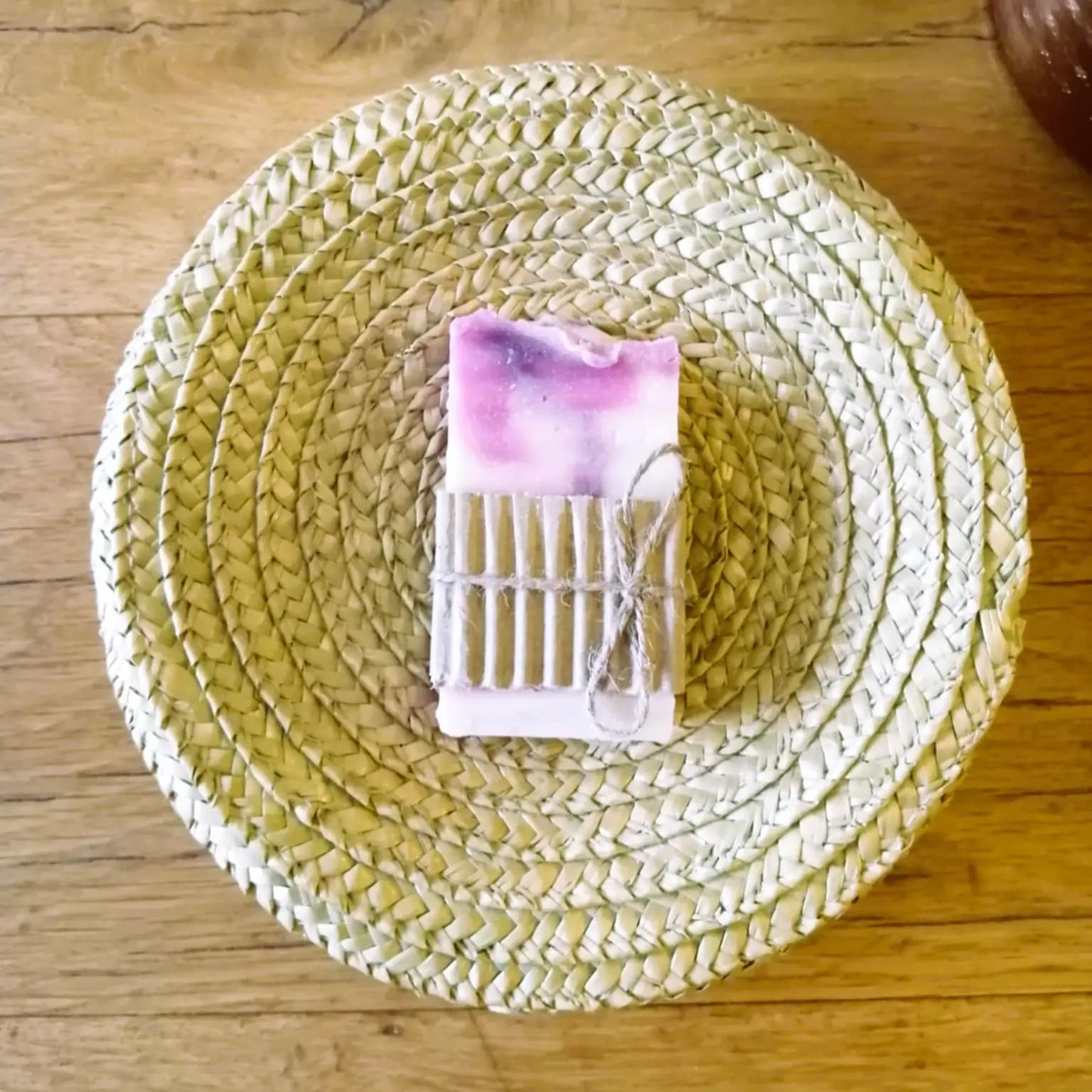 savon à la rose musquée & centella asiatica — apaisant & régénérant | Le sens des choses, boutique en ligne de produits artisanaux, naturels et écoresponsables fabriqués en France ou en Europe.
