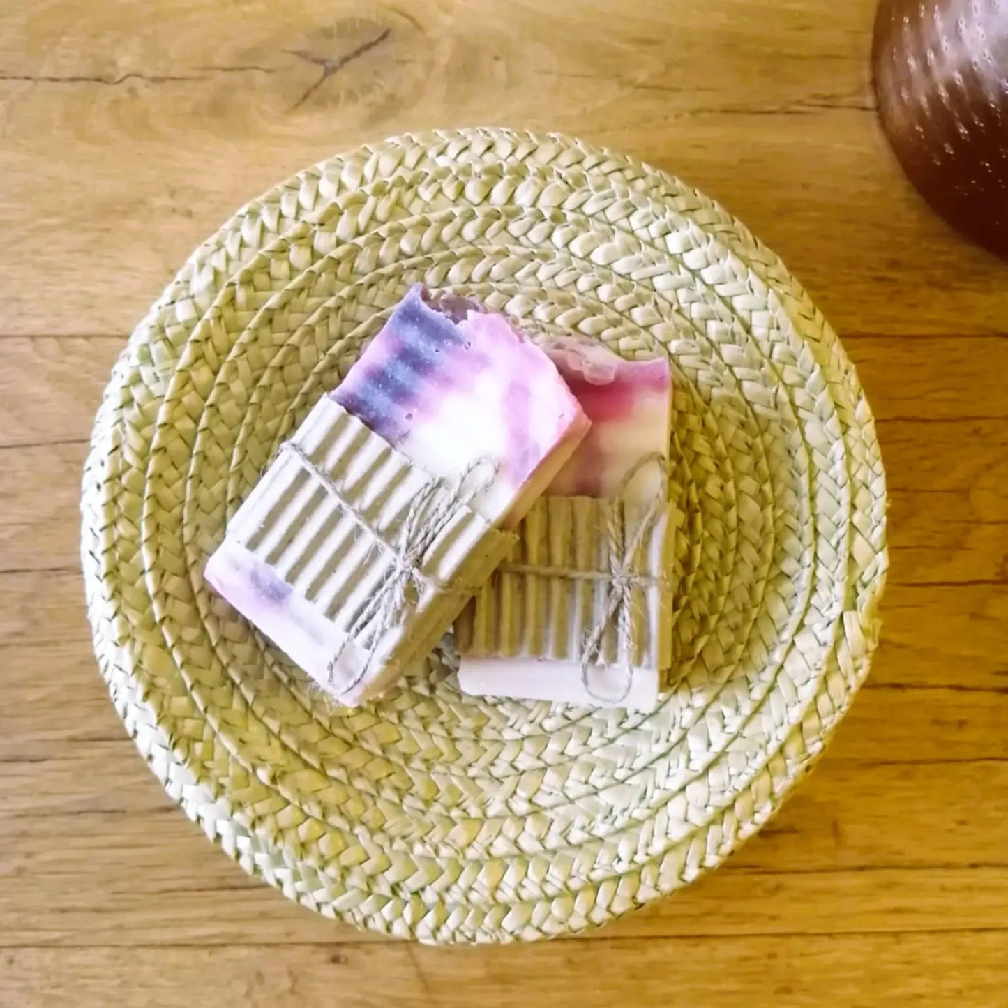 Image de savon à la rose musquée et centella asiatica | Le sens des choses – boutique artisanale éthique de bougies parfumées et savons naturels fabriqués en France