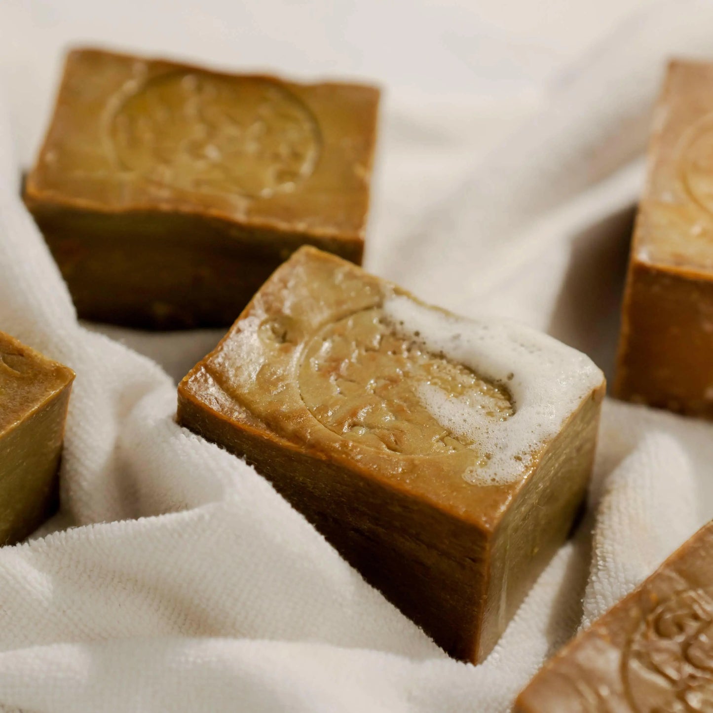 Image de Savon d'Alep traditionnel, naturel et solidaire | Le sens des choses – boutique artisanale de savons et bougies parfumées naturels fabriqués en France