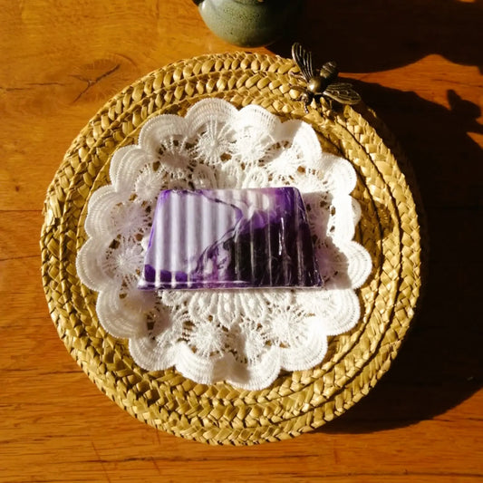 Image de savon végétal aux mûres et myrtilles | Le sens des choses – boutique artisanale de bougies parfumées végétales et savons naturels fabriqués en Charente-Maritime