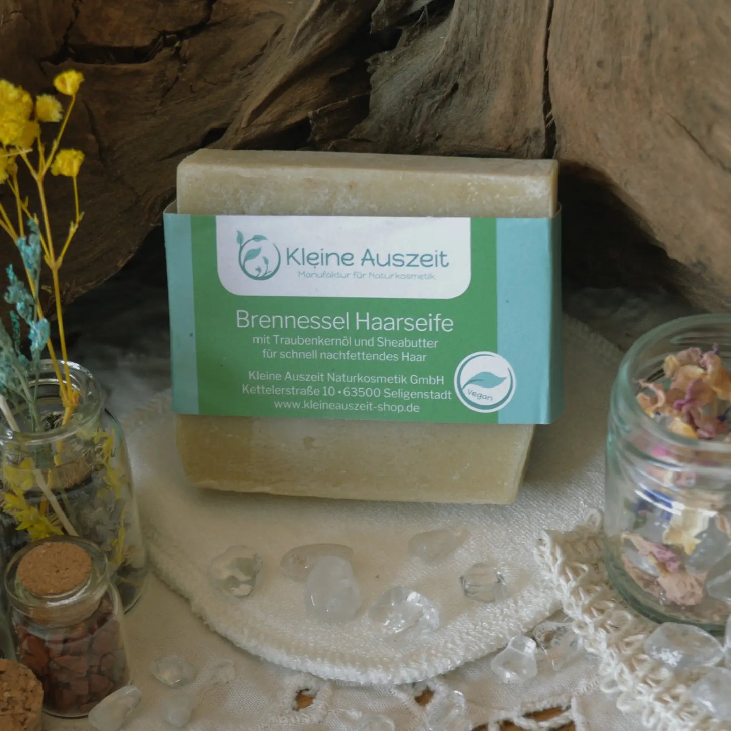 Shampooing solide à l'ortie — cheveux gras et sensibles – Création artisanale | Le sens des choses – Boutique de bougies parfumées végétales, décorations et savons