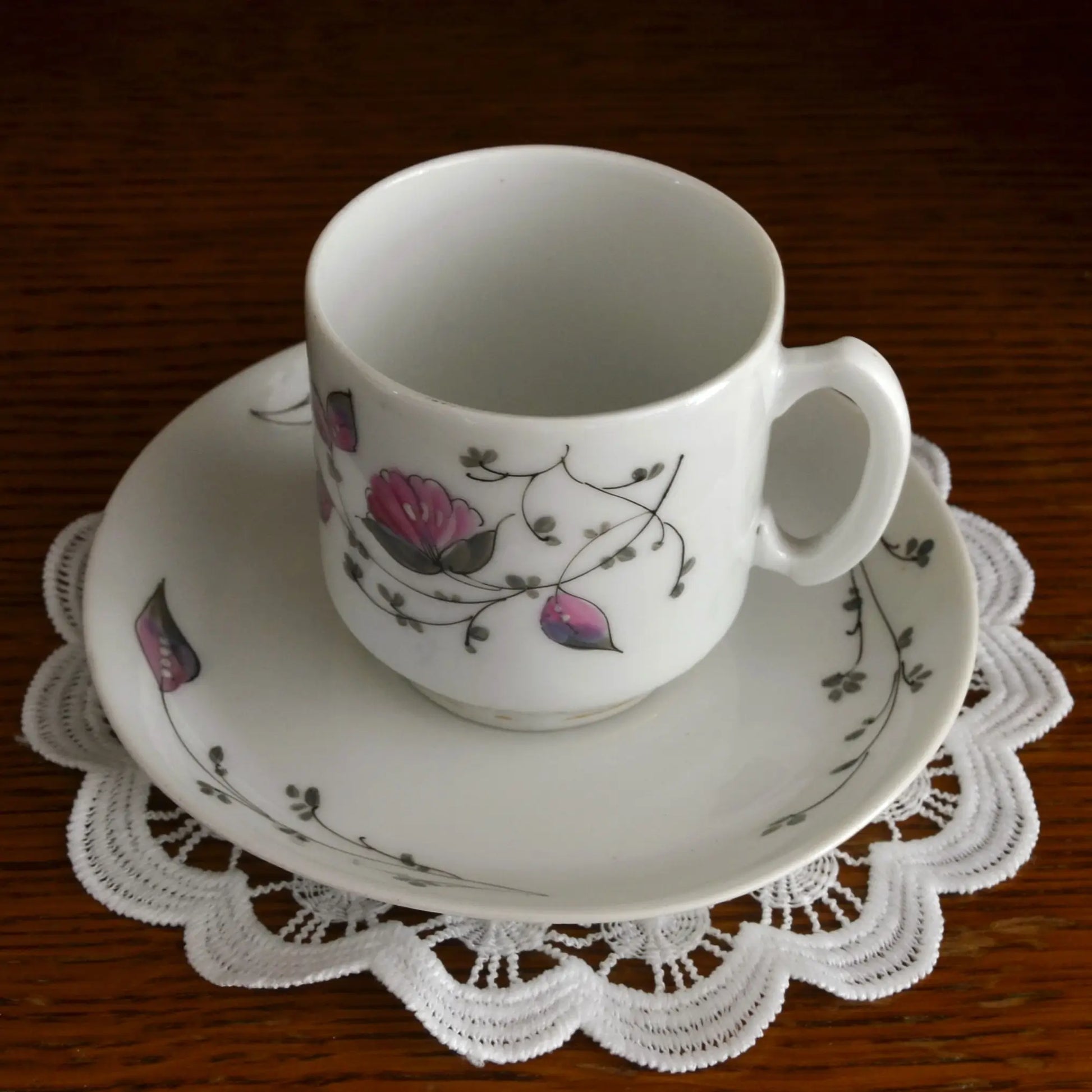 Image de Bougie décorative artisanale tasse chinée — motif fleurs roses — parfum au choix | Le sens des choses — boutique artisanale de savons et bougies parfumées naturels fabriqués en France