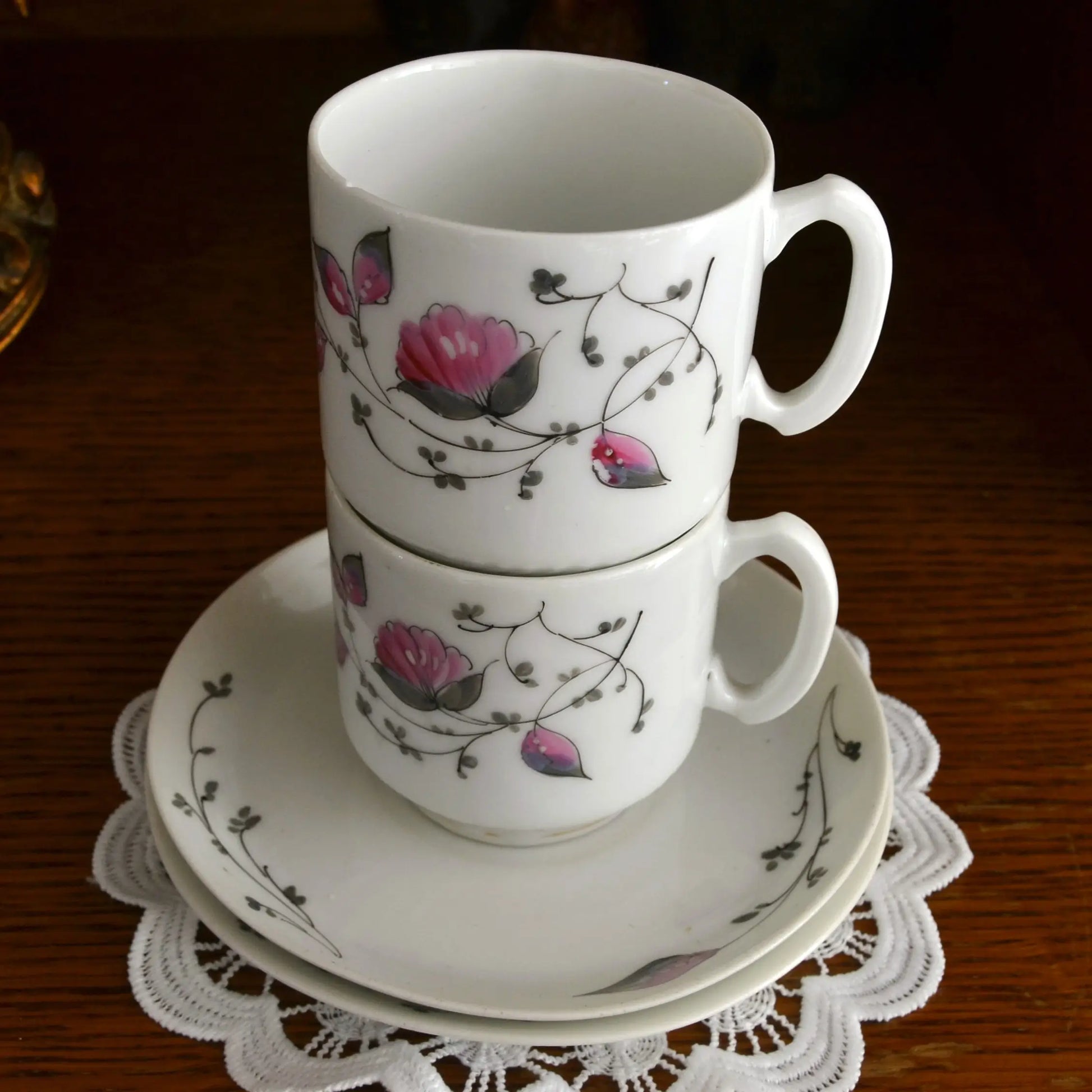 Image de Bougie décorative artisanale tasse chinée — motif fleurs roses — parfum au choix | Le sens des choses — boutique artisanale de savons et bougies parfumées naturels fabriqués en France