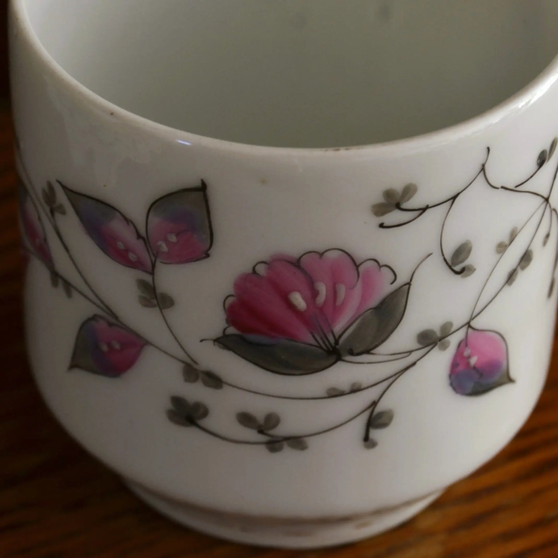 Image de Bougie décorative artisanale tasse chinée — motif fleurs roses — parfum au choix | Le sens des choses — boutique artisanale de savons et bougies parfumées naturels fabriqués en France