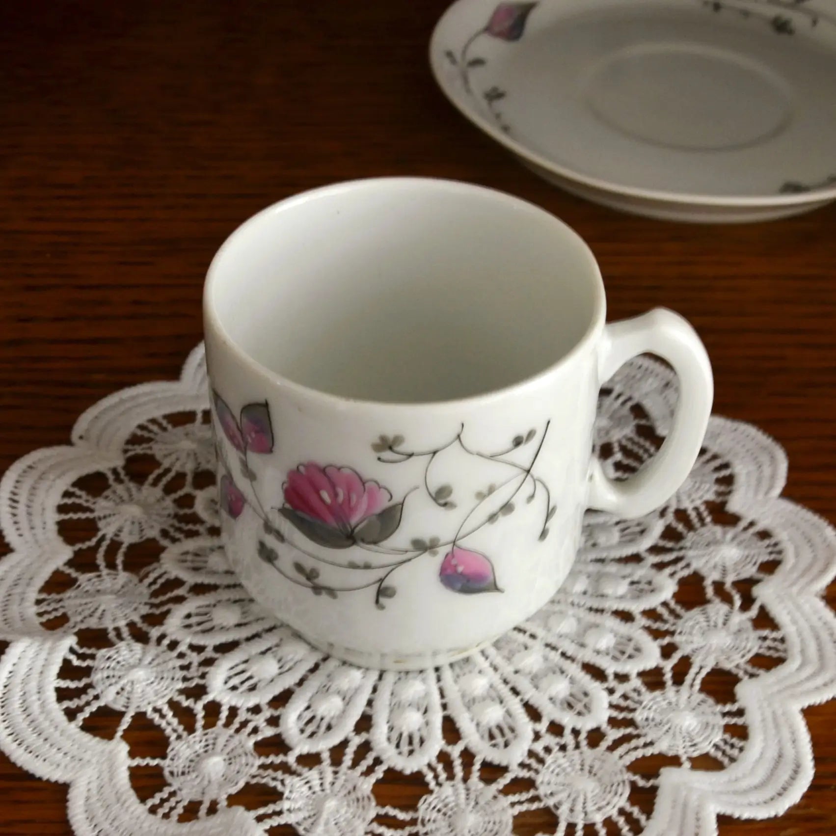 Image de Bougie décorative artisanale tasse chinée — motif fleurs roses — parfum au choix | Le sens des choses — boutique artisanale de savons et bougies parfumées naturels fabriqués en France