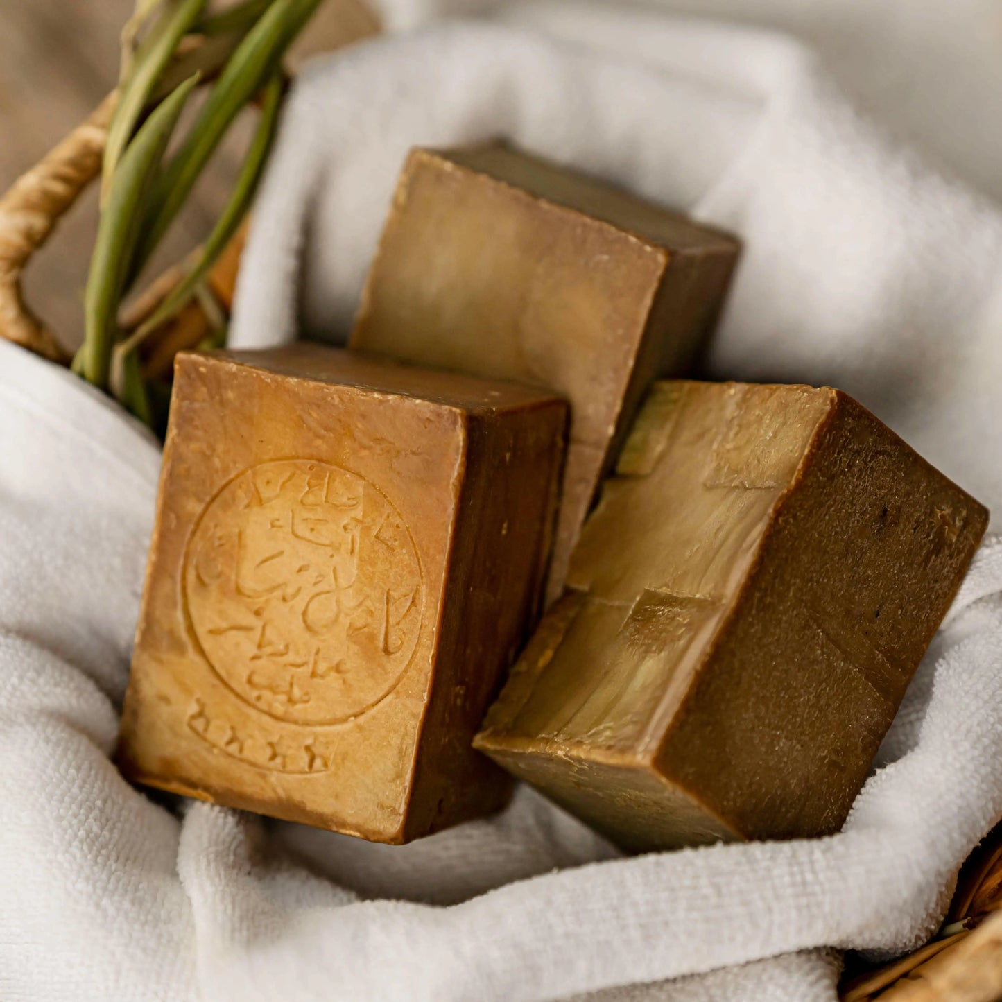 Image de Savon d'Alep traditionnel, naturel et solidaire | Le sens des choses – boutique artisanale de savons et bougies parfumées naturels fabriqués en France