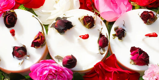 Que faire avec ses pétales de rose séchés ? | Le sens des choses, boutique en ligne de produits artisanaux, naturels et écoresponsables fabriqués en France ou en Europe. Blog sur l'écologie, le bien-être et la nature.