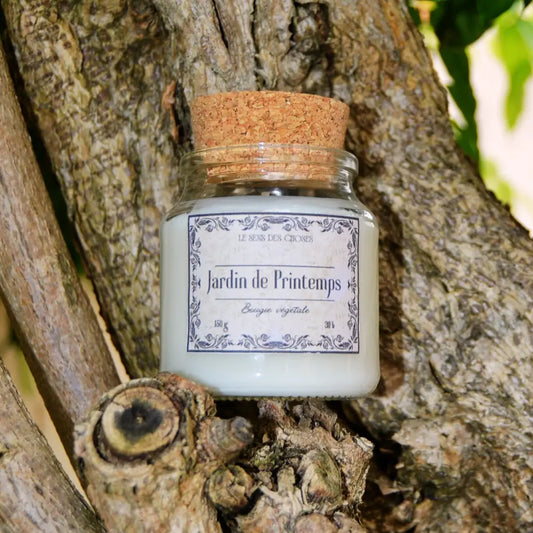 Image de bougie parfumée « jardin de printemps » (nouveau !) | Le sens des choses, boutique en ligne de produits artisanaux, naturels et écoresponsables, fabriqués en France ou en Europe : savons artisanaux, bougies parfumées, accessoires zéro déchet.