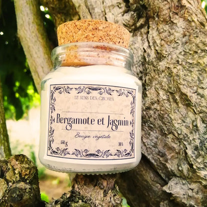 Image de bougie parfumée à la bergamote et jasmin | Le sens des choses, boutique en ligne de produits artisanaux, naturels et écoresponsables, fabriqués en France ou en Europe : savons artisanaux, bougies parfumées, accessoires zéro déchet.