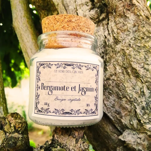Image de bougie parfumée à la bergamote et jasmin | Le sens des choses, boutique en ligne de produits artisanaux, naturels et écoresponsables, fabriqués en France ou en Europe : savons artisanaux, bougies parfumées, accessoires zéro déchet.