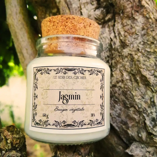 Image de bougie parfumée au jasmin | Le sens des choses, boutique en ligne de produits artisanaux, naturels et écoresponsables, fabriqués en France ou en Europe : savons artisanaux, bougies parfumées, accessoires zéro déchet.