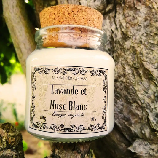 Image de bougie parfumée à la lavande et musc blanc | Le sens des choses, boutique en ligne de produits artisanaux, naturels et écoresponsables, fabriqués en France ou en Europe : savons artisanaux, bougies parfumées, accessoires zéro déchet.