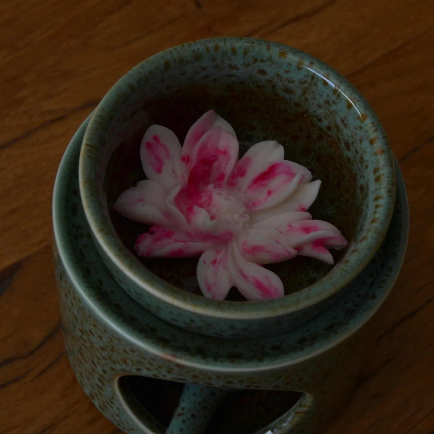Image de fondant parfumé à la fleur de coton | Le sens des choses, boutique en ligne de produits artisanaux, naturels et écoresponsables, fabriqués en France ou en Europe : savons artisanaux, bougies parfumées, accessoires zéro déchet.