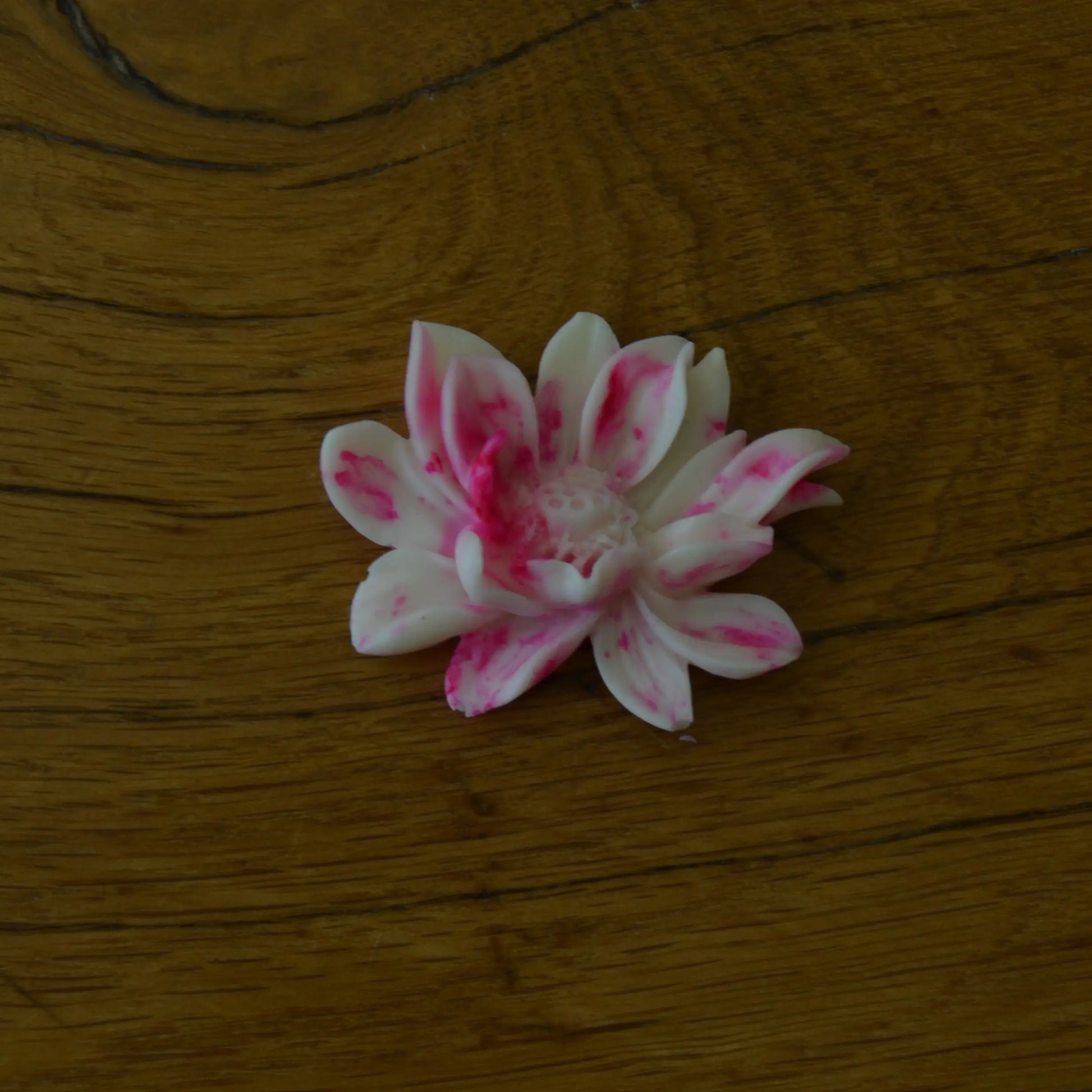 Image de fondant parfumé à la fleur de coton | Le sens des choses, boutique en ligne de produits artisanaux, naturels et écoresponsables, fabriqués en France ou en Europe : savons artisanaux, bougies parfumées, accessoires zéro déchet.