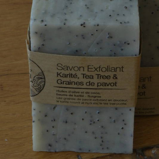 Image de Barre exfoliante solide au tea tree et graines de pavot | Le sens des choses – boutique artisanale éthique de bougies parfumées et savons naturels fabriqués en France