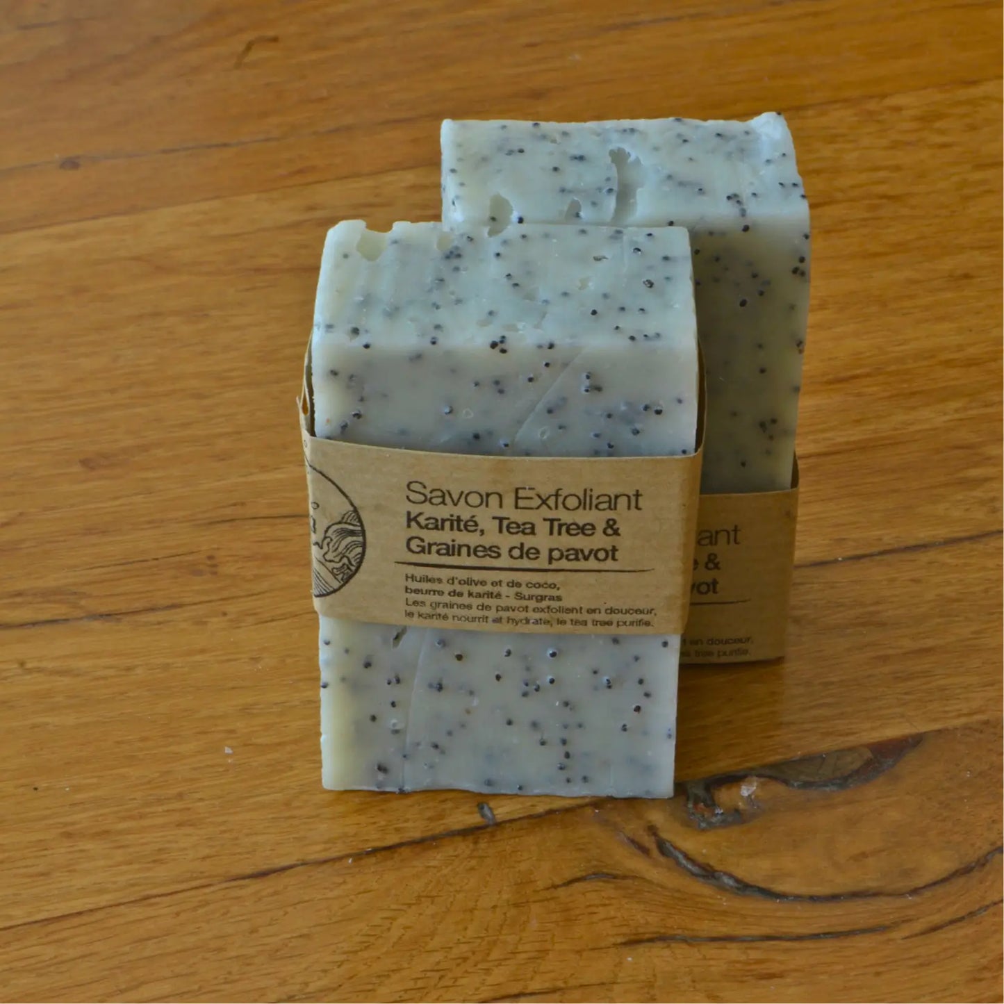 Image de Barre exfoliante solide au tea tree et graines de pavot | Le sens des choses – boutique artisanale éthique de bougies parfumées et savons naturels fabriqués en France