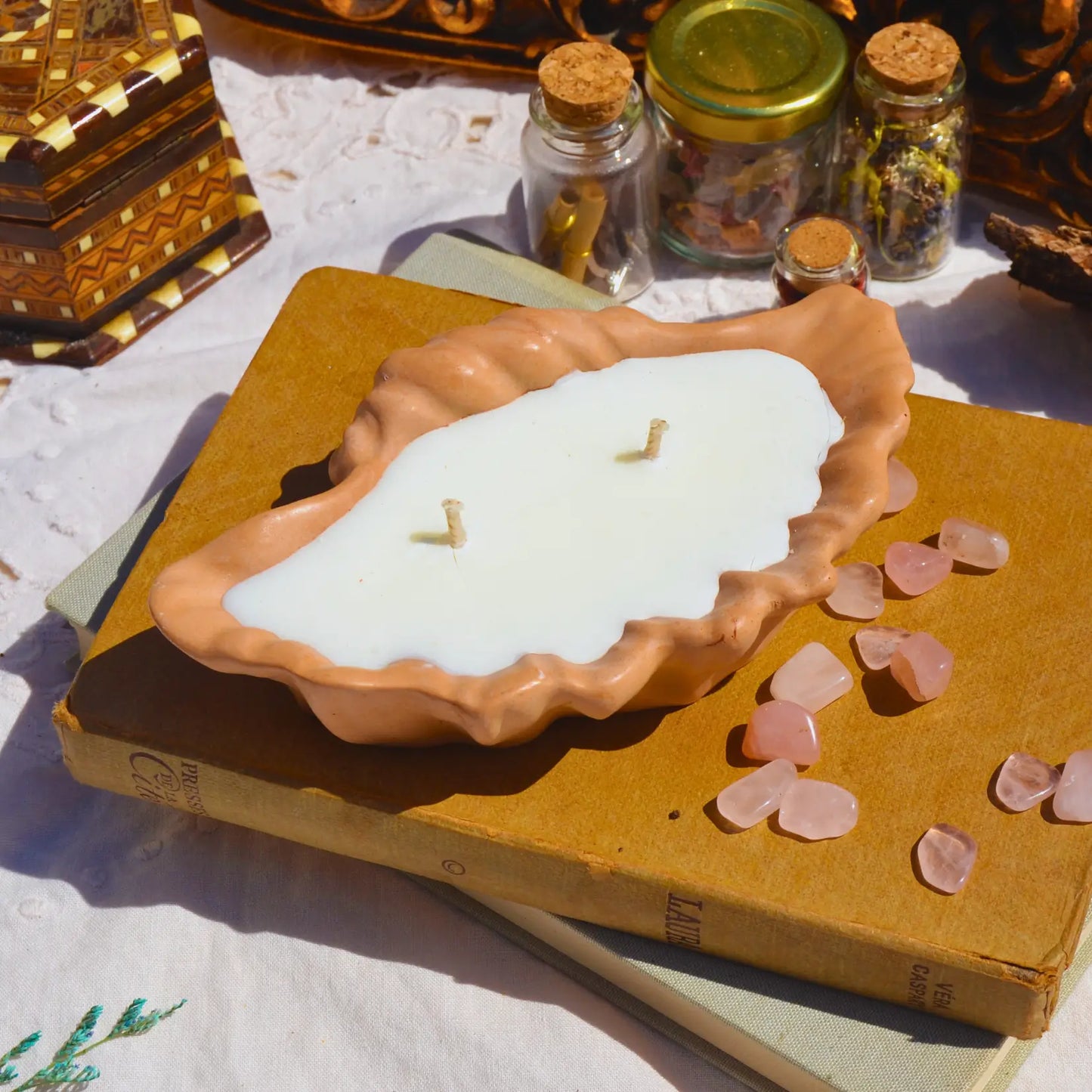 Calliope — La bougie coquillage en jesmonite | Objet déco artisanal en Jesmonite fabriqué en Charente-Maritime