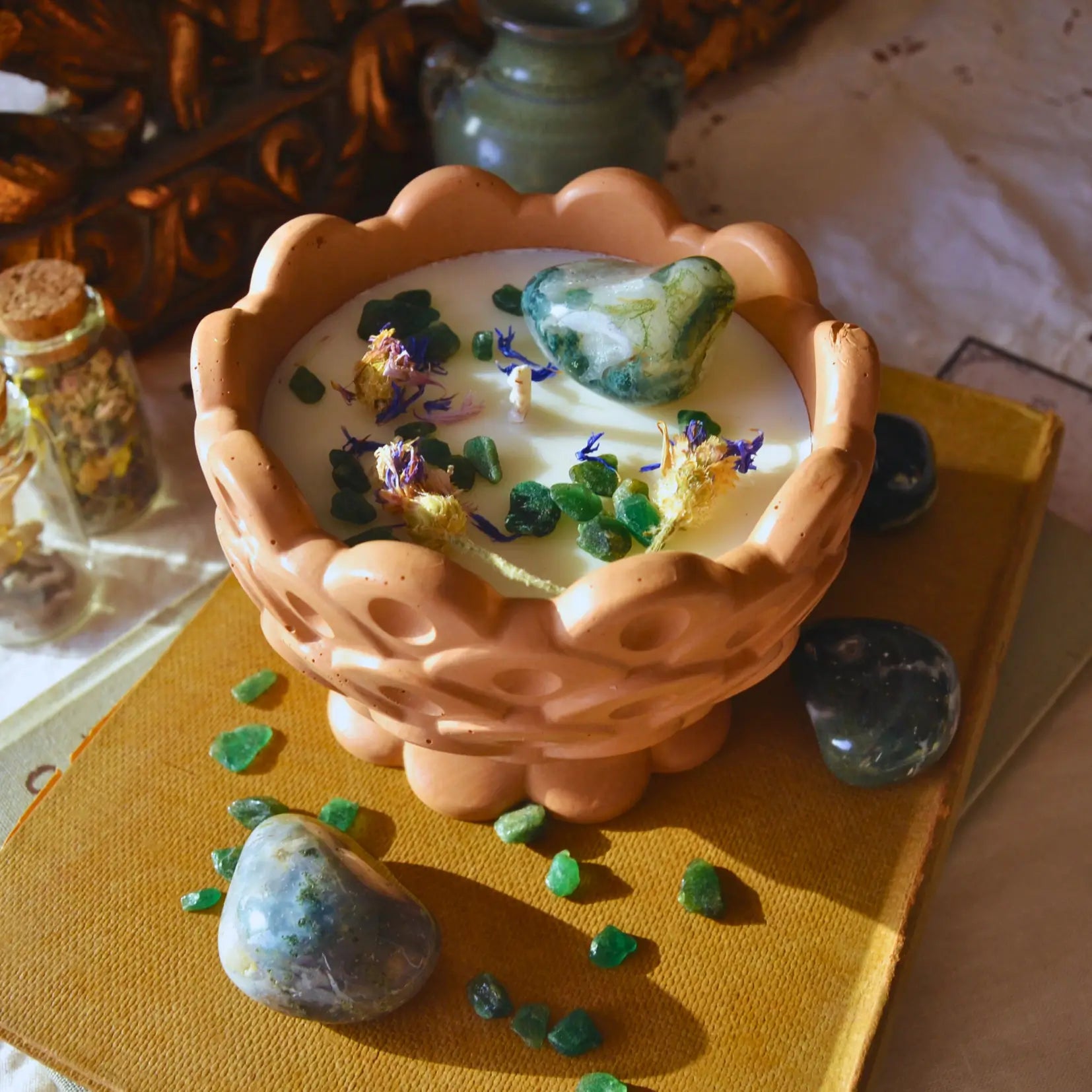 Bougie d'intention prospérité — Agate mousse et Aventurine (sabbat Ostara) | Bougie parfumée naturelle à la cire végétale et parfum de Grasse