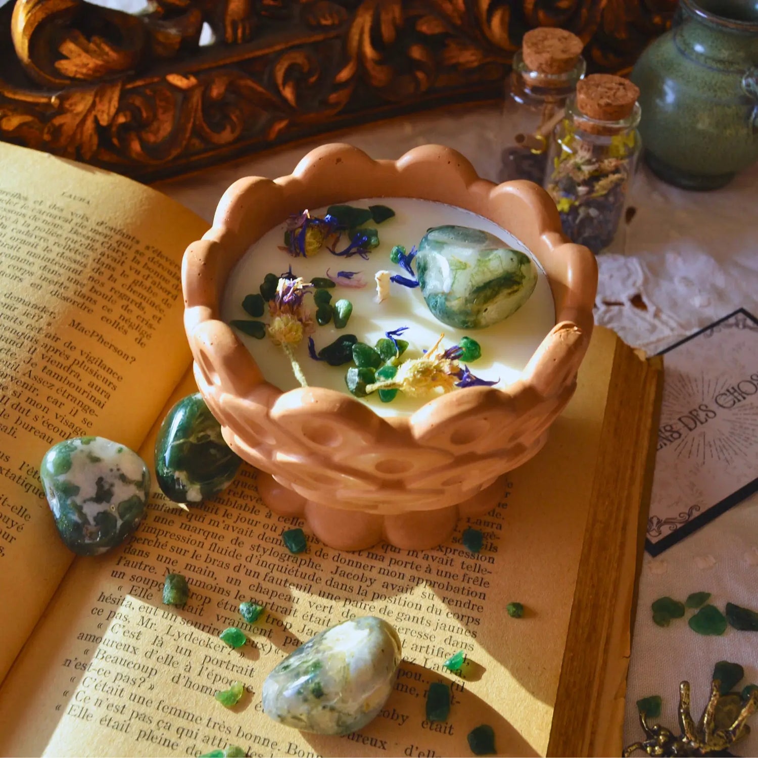 Bougie d'intention prospérité — Agate mousse et Aventurine (sabbat Ostara) – Création artisanale | Le sens des choses – Boutique de bougies parfumées végétales, décorations et savons