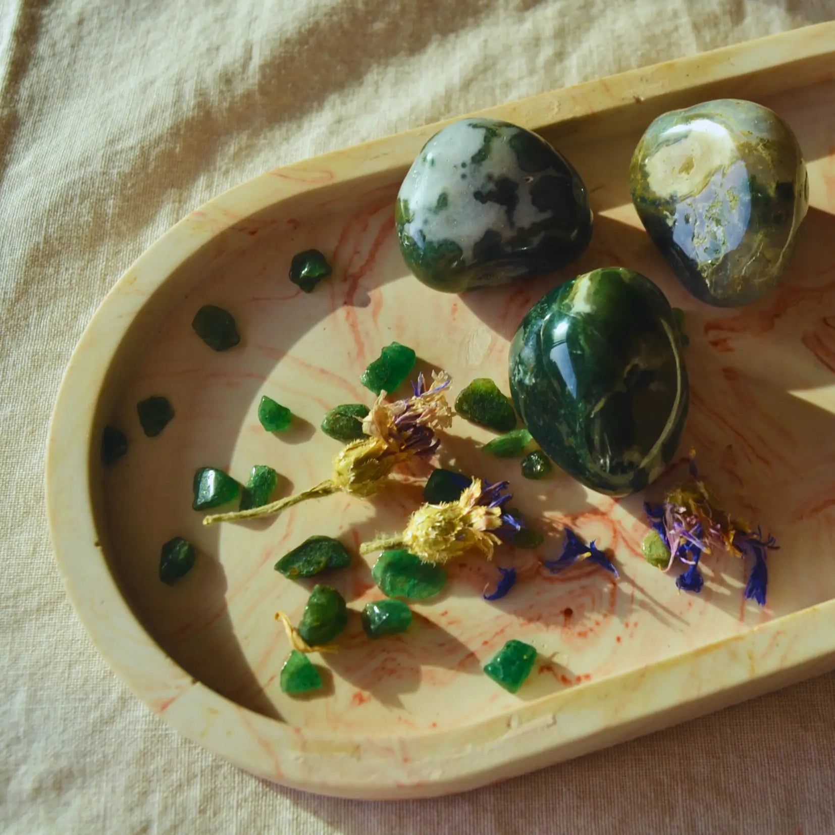 Bougie d'intention prospérité — Agate mousse et Aventurine (sabbat Ostara) – Création artisanale | Le sens des choses – Boutique de bougies parfumées végétales, décorations et savons
