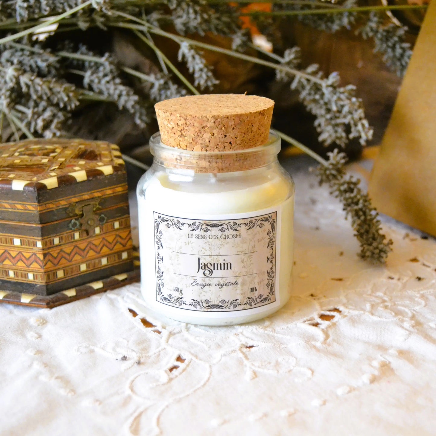 Image de Bougie parfumée artisanale au jasmin | Le sens des choses – boutique artisanale éthique de bougies parfumées et savons naturels fabriqués en France