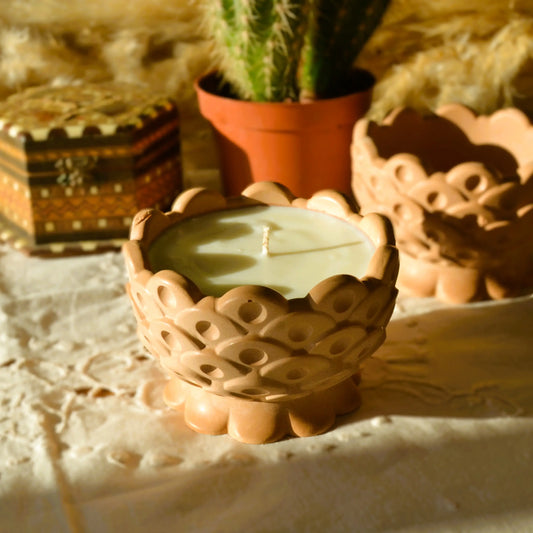 Image de Galatée — Bougie artisanale parfumée dans sa coupe en jesmonite terracotta | Le sens des choses – boutique artisanale éthique de bougies parfumées et savons naturels fabriqués en France