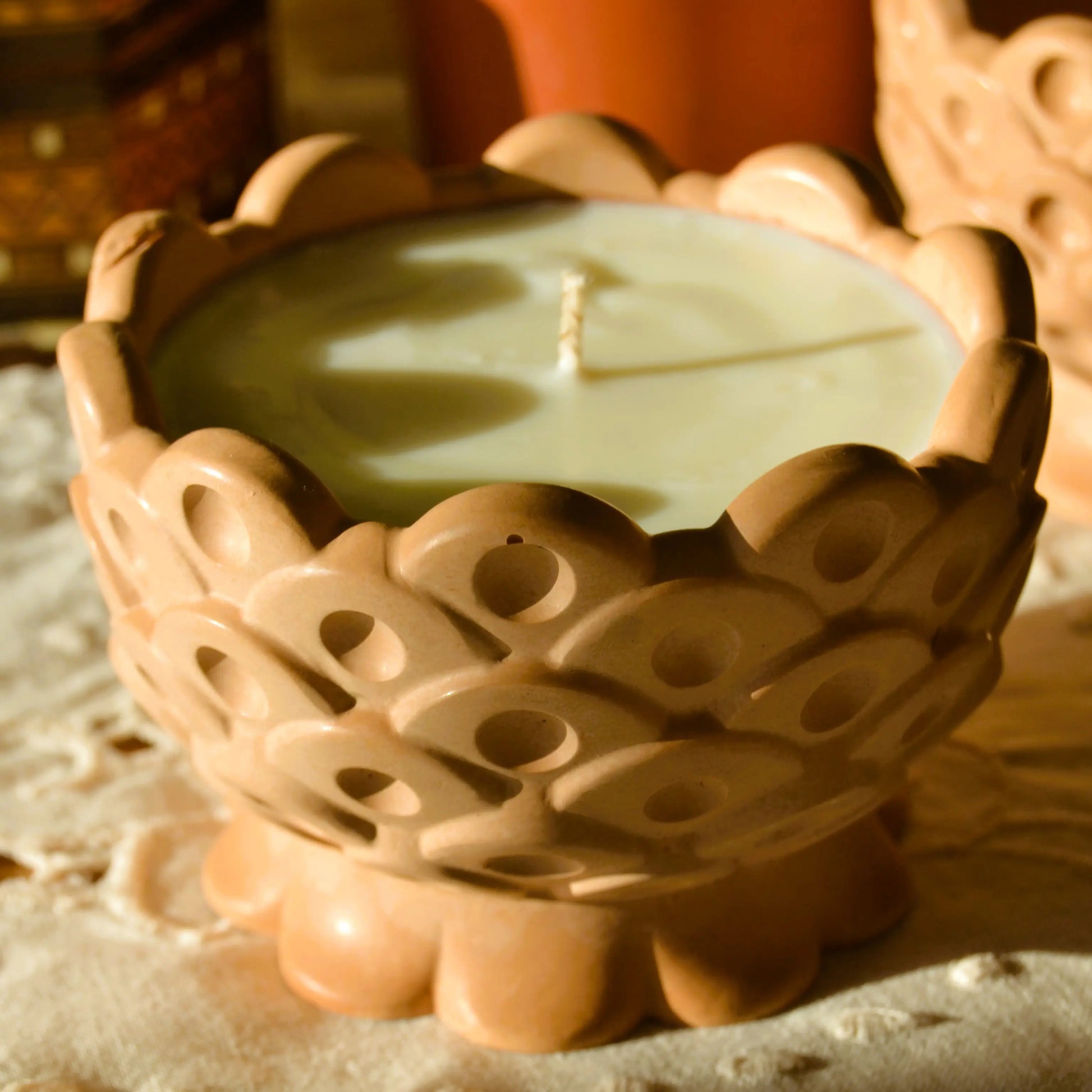 Image de Galatée — Bougie artisanale parfumée dans sa coupe en jesmonite terracotta | Le sens des choses – boutique artisanale éthique de bougies parfumées et savons naturels fabriqués en France