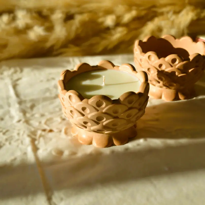 Image de Galatée — Bougie artisanale parfumée dans sa coupe en jesmonite terracotta | Le sens des choses – boutique artisanale éthique de bougies parfumées et savons naturels fabriqués en France