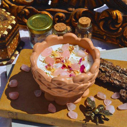 Bougie d'intention amour de soi — Quartz rose et Cristal de roche (sabbat Beltane) – Création artisanale | Le sens des choses – Boutique de bougies parfumées végétales, décorations et savons