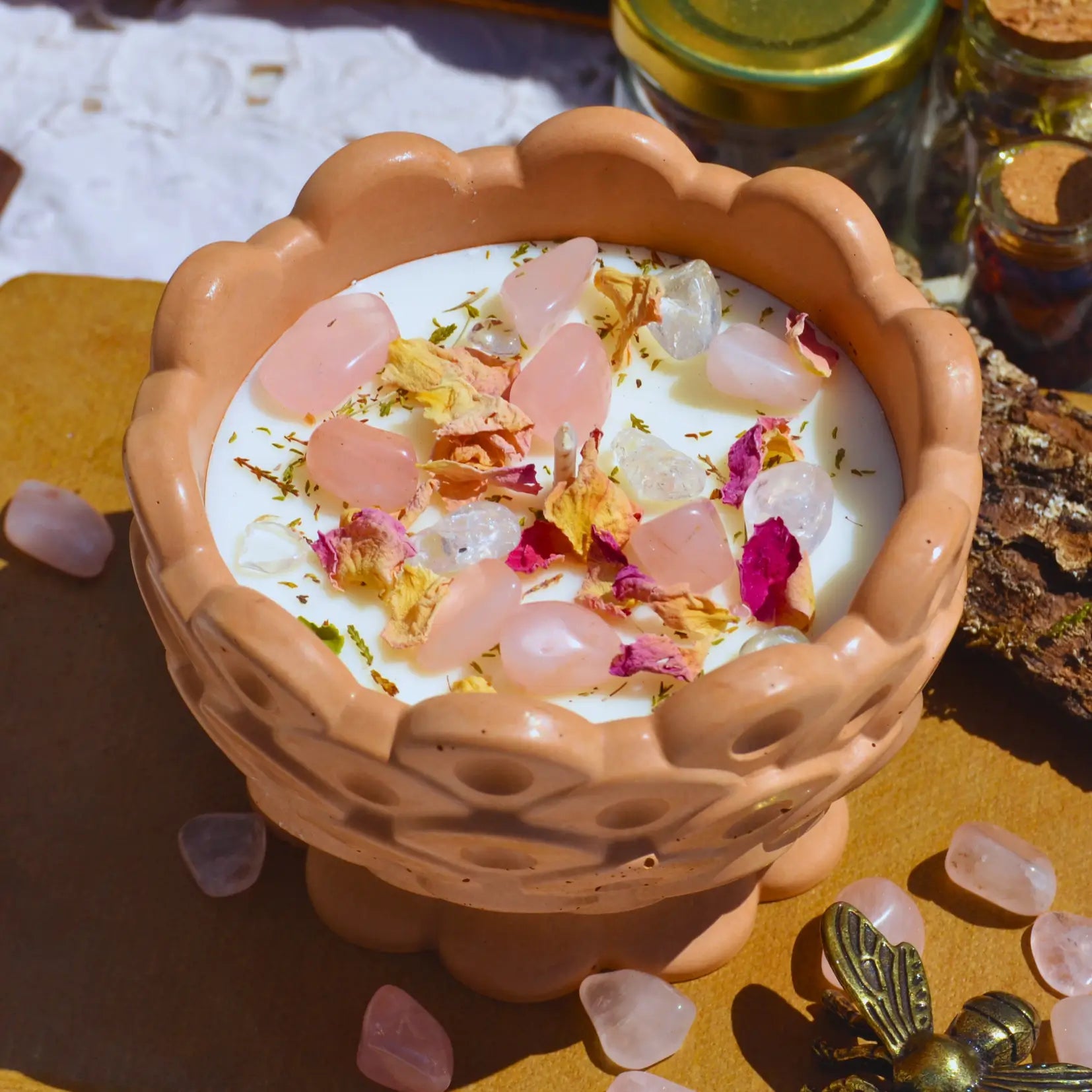 Bougie d'intention amour de soi — Quartz rose et Cristal de roche (sabbat Beltane) – Création artisanale | Le sens des choses – Boutique de bougies parfumées végétales, décorations et savons