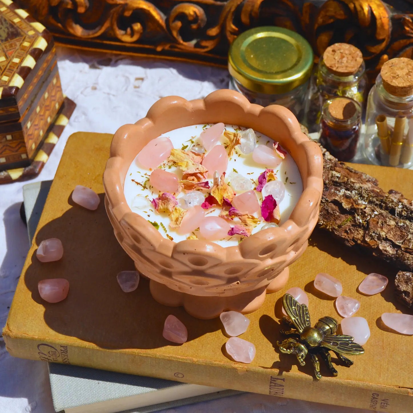 Bougie d'intention amour de soi — Quartz rose et Cristal de roche (sabbat Beltane) – Création artisanale | Le sens des choses – Boutique de bougies parfumées végétales, décorations et savons