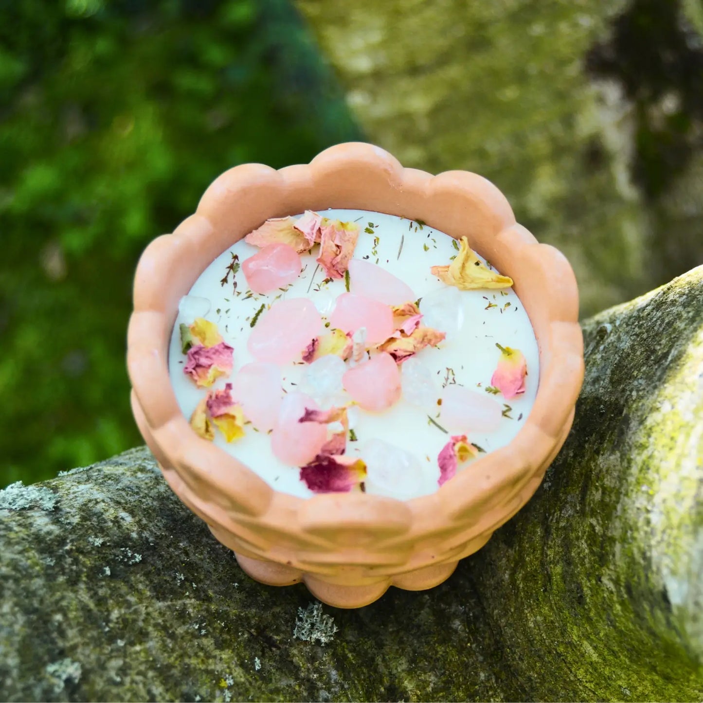 Bougie d'intention amour de soi — Quartz rose et Cristal de roche (sabbat Beltane) – Création artisanale | Le sens des choses – Boutique de bougies parfumées végétales, décorations et savons