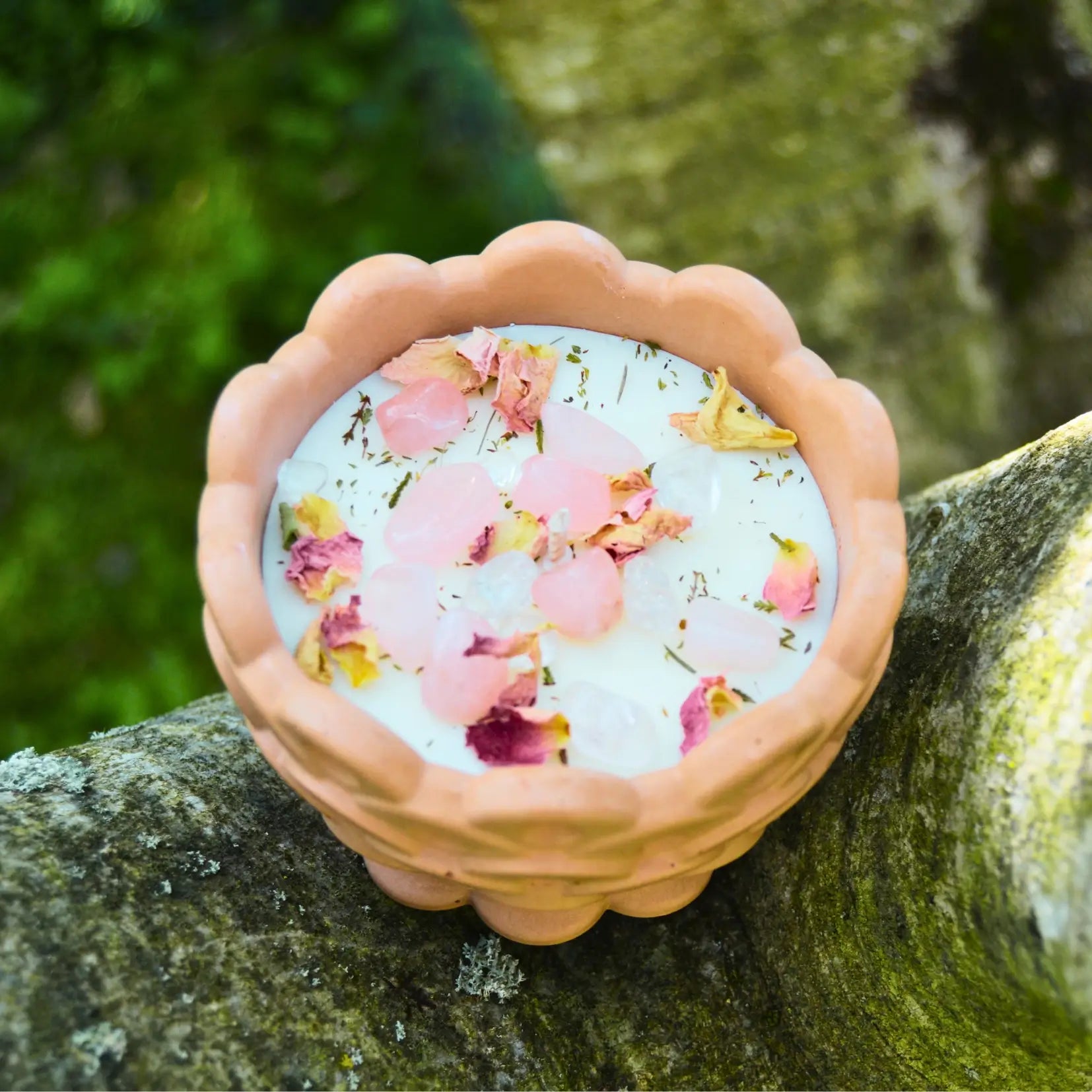 Bougie d'intention amour de soi — Quartz rose et Cristal de roche (sabbat Beltane) – Création artisanale | Le sens des choses – Boutique de bougies parfumées végétales, décorations et savons