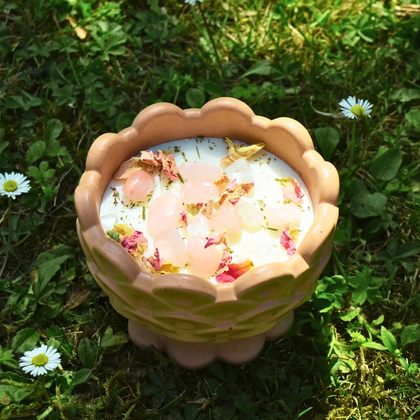 Bougie d'intention amour de soi — Quartz rose et Cristal de roche (sabbat Beltane) – Création artisanale | Le sens des choses – Boutique de bougies parfumées végétales, décorations et savons