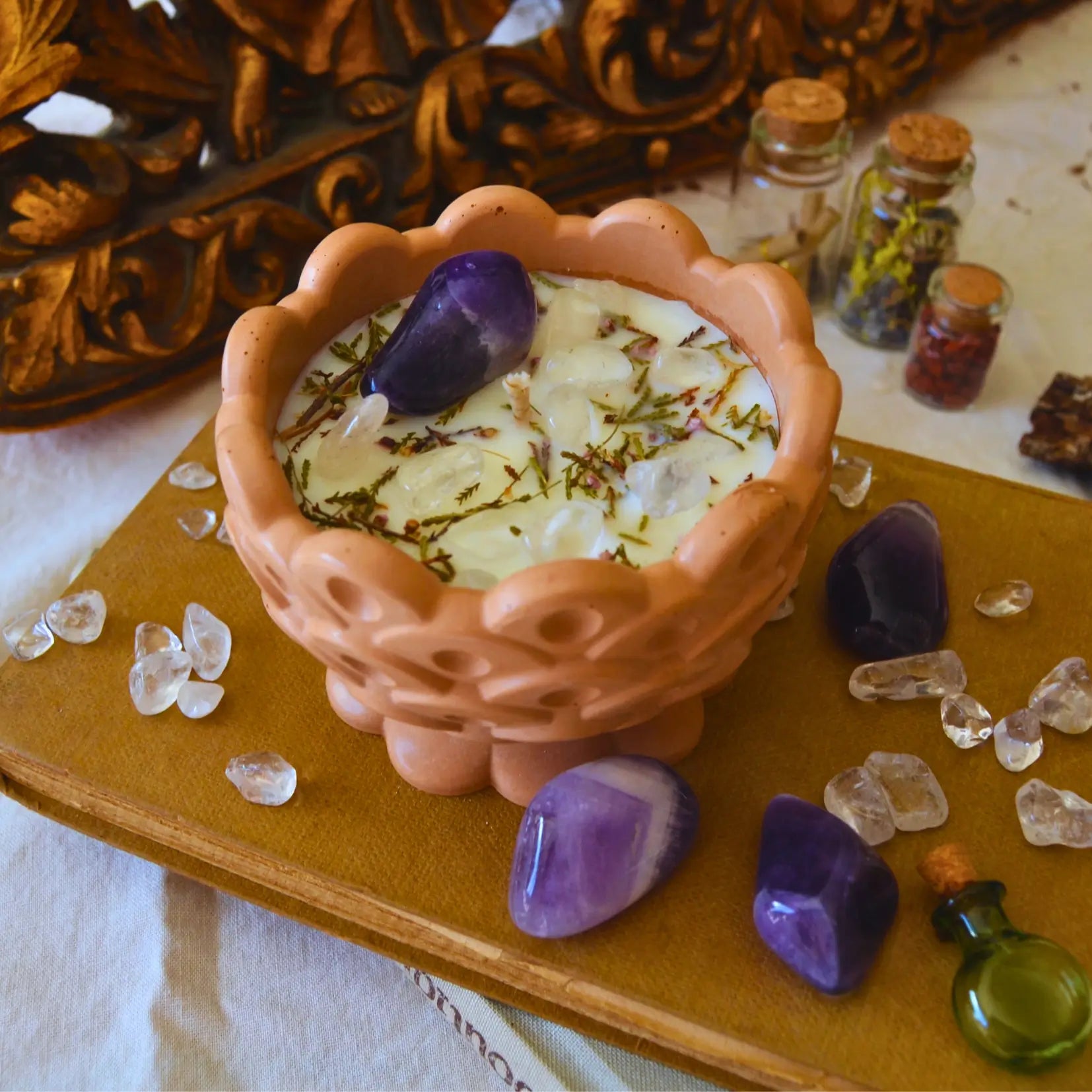 Bougie d'intention sérénité — Améthyste et Cristal de roche (sabbat Imbolc) | Bougie parfumée naturelle à la cire végétale et parfum de Grasse