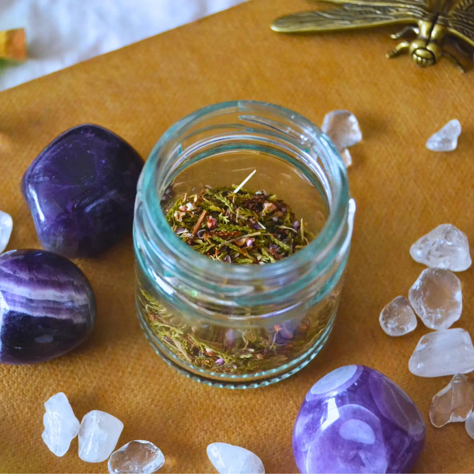 Bougie d'intention sérénité — Améthyste et Cristal de roche (sabbat Imbolc) | Bougie parfumée naturelle à la cire végétale et parfum de Grasse