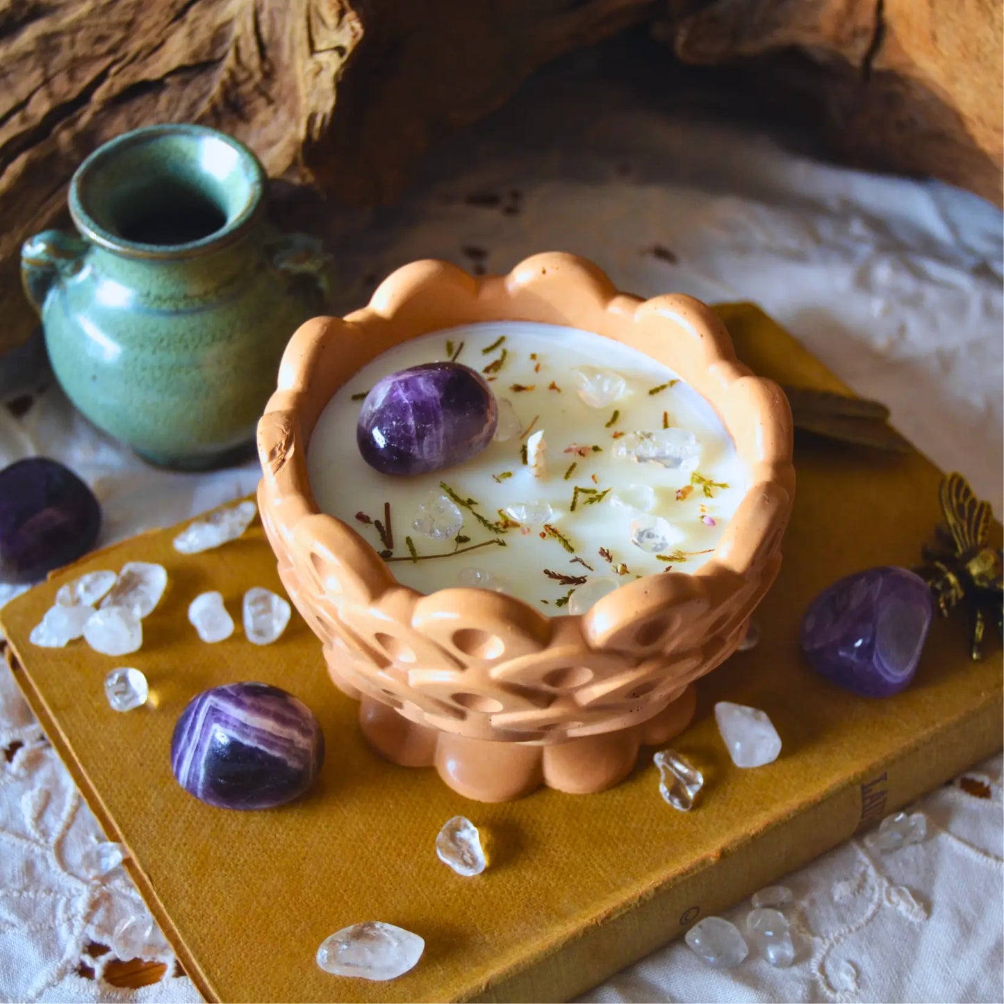 Bougie d'intention sérénité — Améthyste et Cristal de roche (sabbat Imbolc) | Bougie parfumée naturelle à la cire végétale et parfum de Grasse