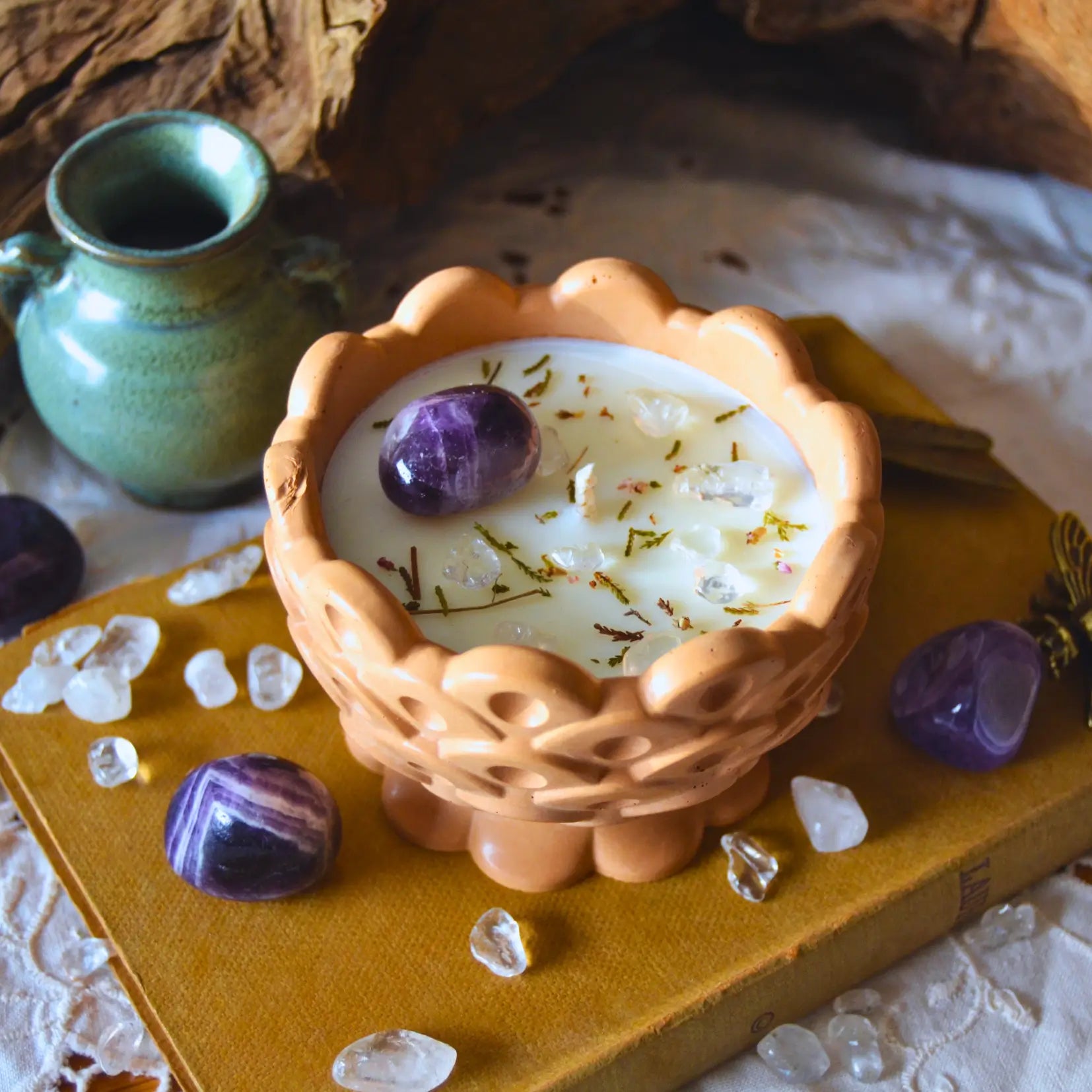Bougie d'intention sérénité — Améthyste et Cristal de roche (sabbat Imbolc) | Bougie parfumée naturelle à la cire végétale et parfum de Grasse