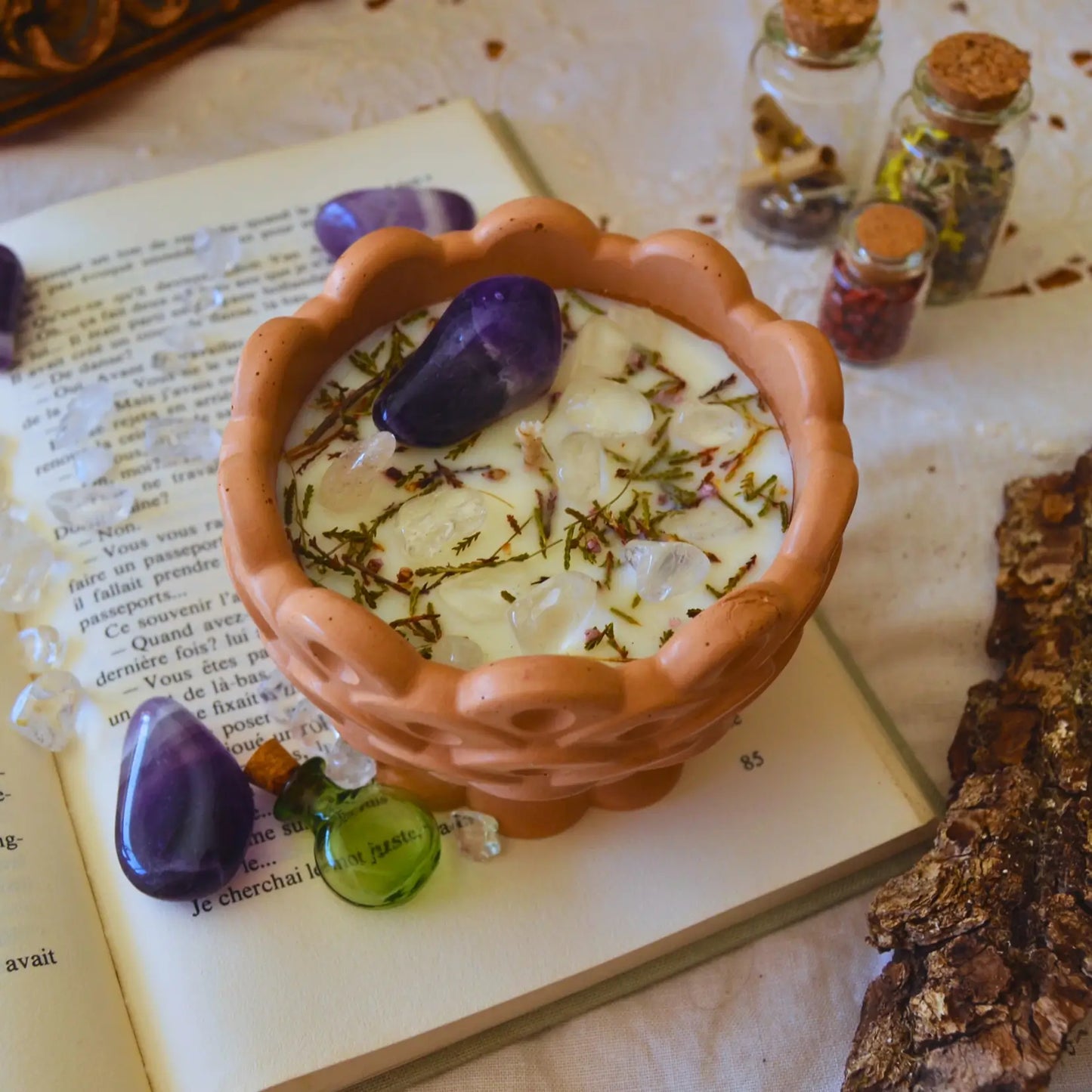 Bougie d'intention sérénité — Améthyste et Cristal de roche (sabbat Imbolc) | Bougie parfumée naturelle à la cire végétale et parfum de Grasse