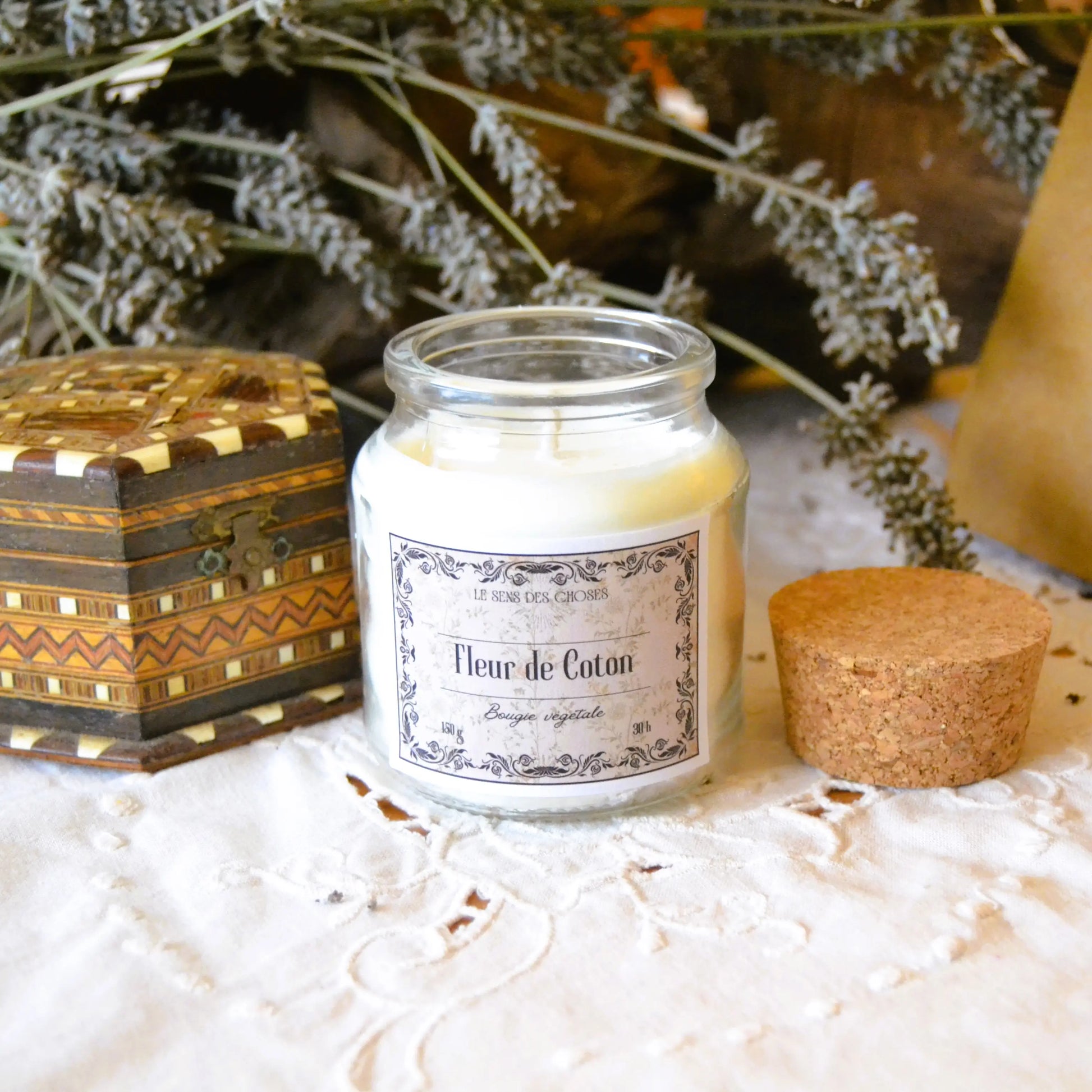 Image de Bougie parfumée artisanale à la fleur de coton | Le sens des choses – boutique artisanale éthique de bougies parfumées et savons naturels fabriqués en France