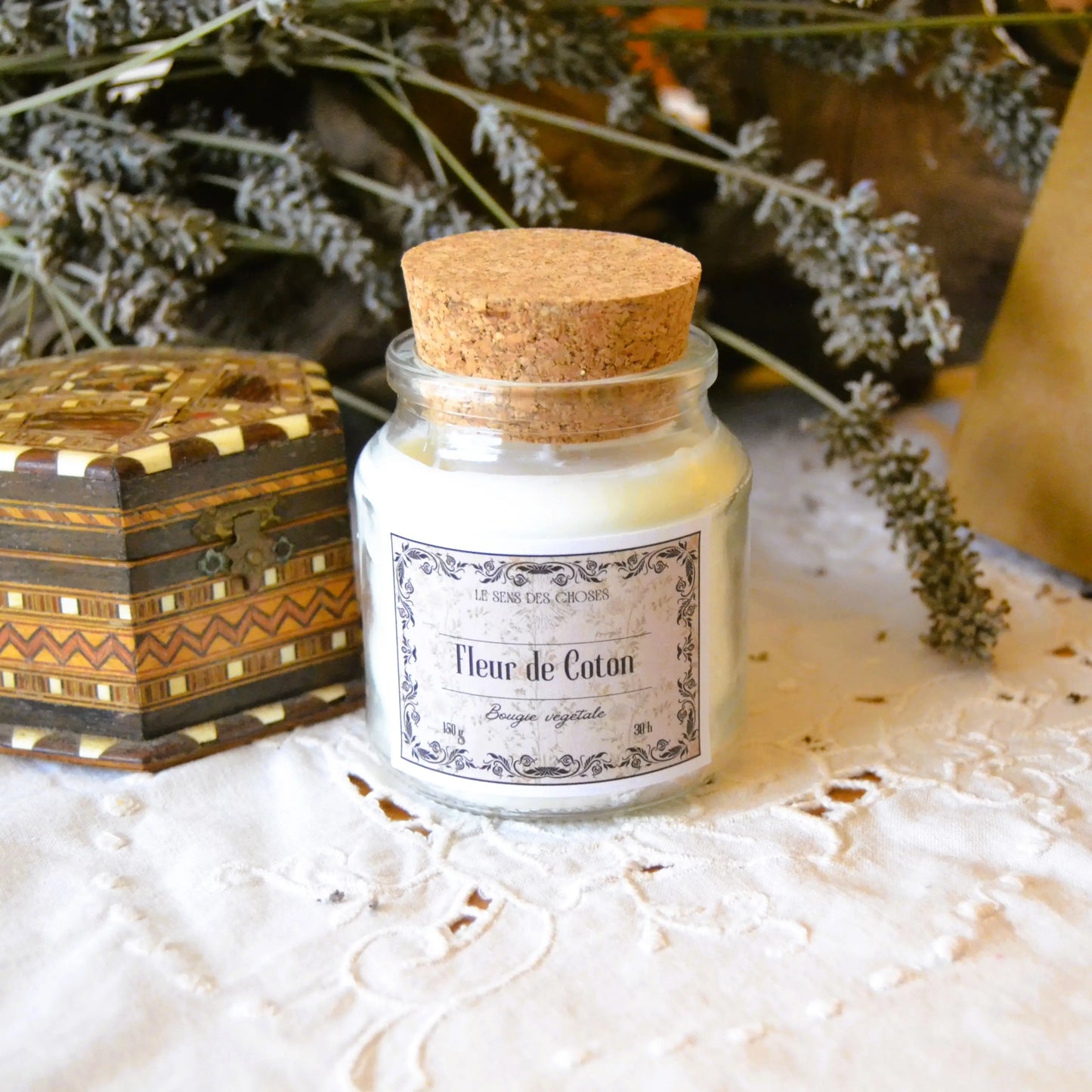 Image de Bougie parfumée artisanale à la fleur de coton | Le sens des choses – boutique artisanale éthique de bougies parfumées et savons naturels fabriqués en France