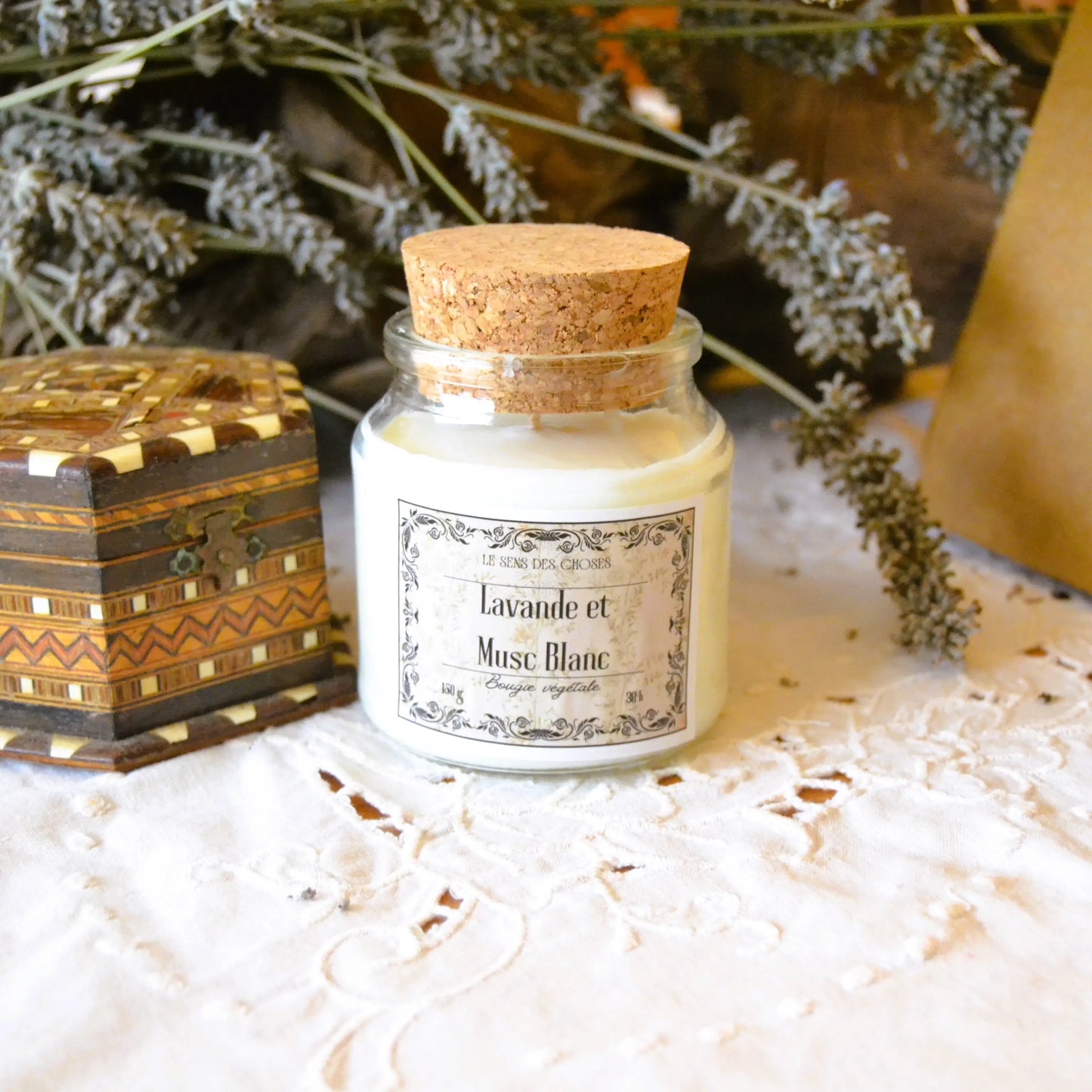 Image de Bougie parfumée artisanale à la lavande et au musc blanc | Le sens des choses – boutique artisanale éthique de bougies parfumées et savons naturels fabriqués en France