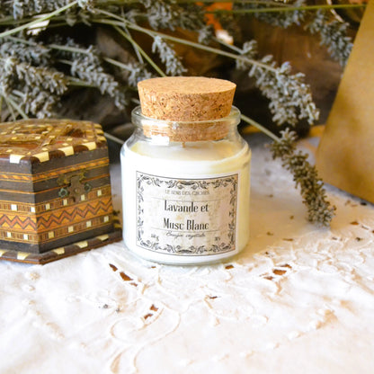 Image de Bougie parfumée artisanale à la lavande et au musc blanc | Le sens des choses – boutique artisanale éthique de bougies parfumées et savons naturels fabriqués en France