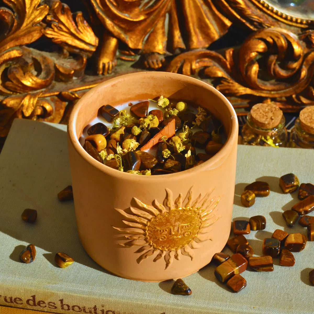 Bougie d'intention Abondance · Citrine et Oeil de Tigre · Sabbat Lughnasadh | Bougie végétale artisanale fabriquée en Charente-Maritime